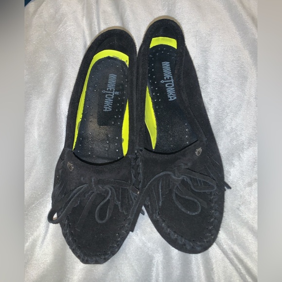 Minnetonka Women's Moccasins boat shoes Black Suede fringe Kilty plus flats 7 - Picture 2 of 8